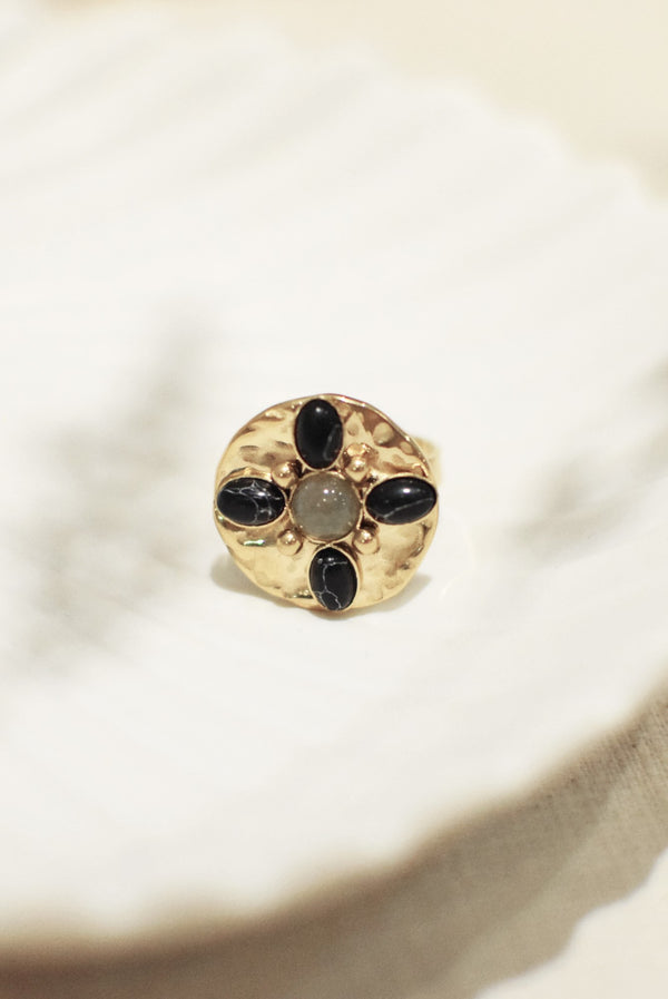 BAGUE CONSTANCE EN HOWLITE NOIRE ET QUARTZ