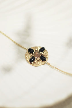 BRACELET A MÉDAILLE CONSTANCE, EN HOWLITE NOIRE ET QUARTZ