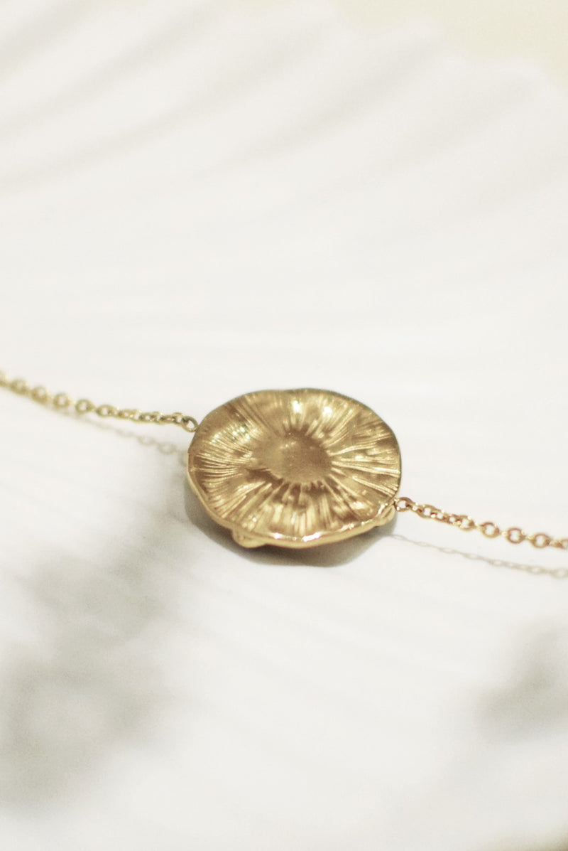 BRACELET A MÉDAILLE CONSTANCE, EN HOWLITE NOIRE ET QUARTZ