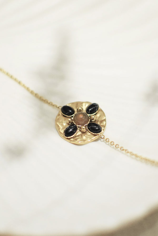 BRACELET A MÉDAILLE CONSTANCE, EN HOWLITE NOIRE ET QUARTZ