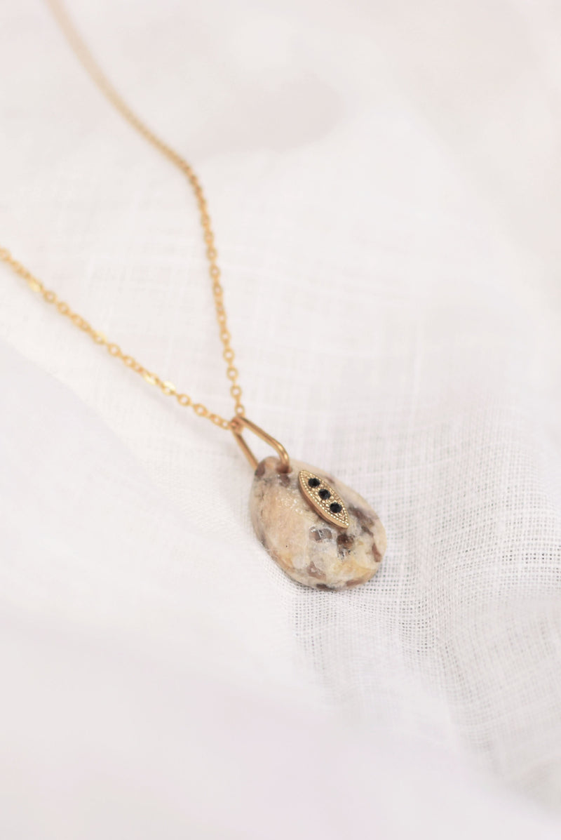 COLLIER COURT JEANNE, EN FELDSPATH GRAPHIQUE