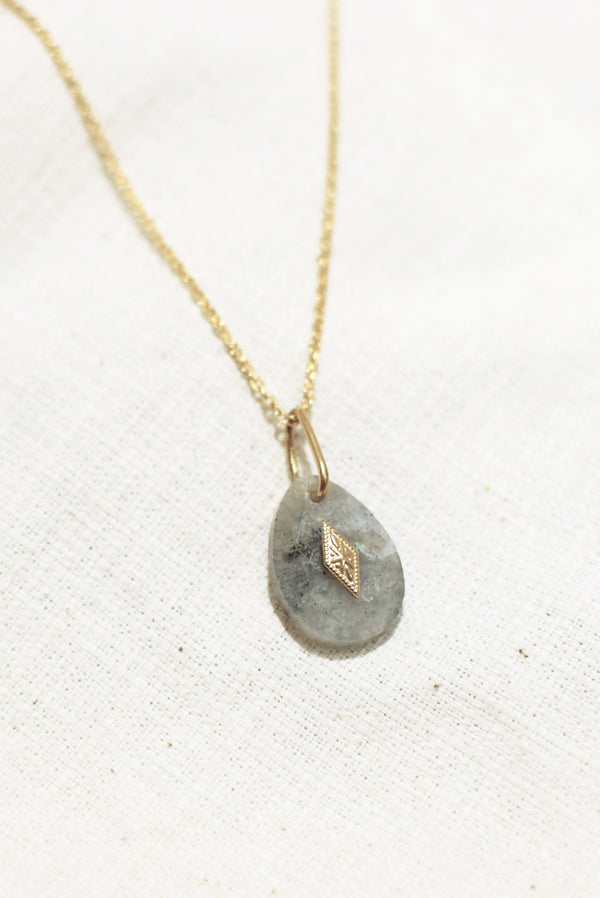 COLLIER COURT ISORE, EN LABRADORITE