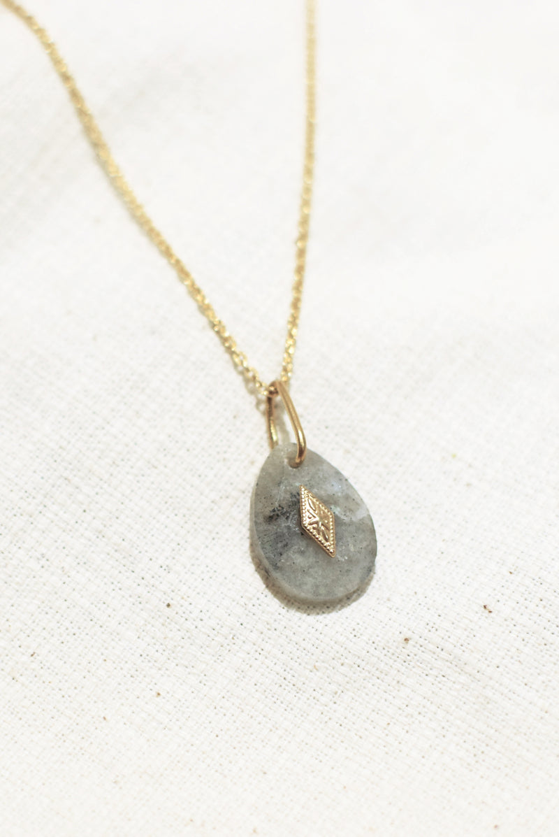 COLLIER COURT ISORE, EN LABRADORITE
