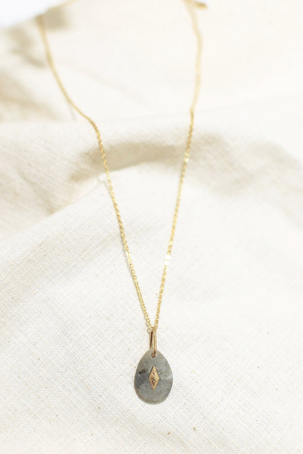 COLLIER COURT ISORE, EN LABRADORITE